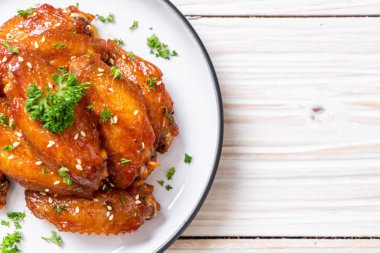 Beyaz susamlı ızgara tavuk kanadı.