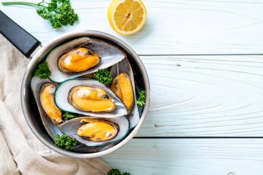 deniz ürünleri midye maydanoz ve limon ile