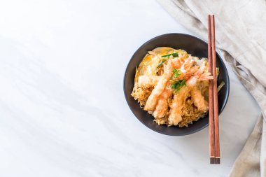 kızarmış karides tempura üzerinde beyaz surat - Japon yemekleri stil tepesinde