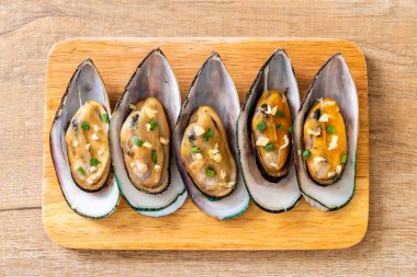 deniz ürünleri midye limon ve sarımsak ile