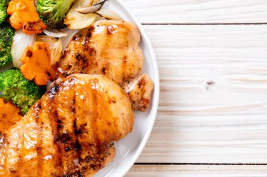 çukurunu tavuk göğsü biftek sebze (brokoli, havuç, soğan ile)