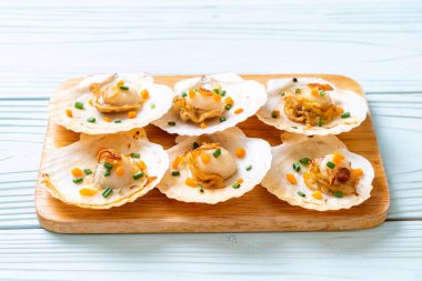 Kızarmış deniz tarağı, tereyağı ve sarımsak.