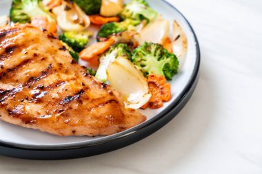 çukurunu tavuk göğsü biftek sebze (brokoli, havuç, soğan ile)