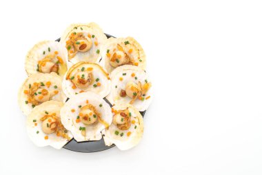 tereyağı ve beyaz arka plan üzerinde izole sarımsak ile ızgara tarak shell