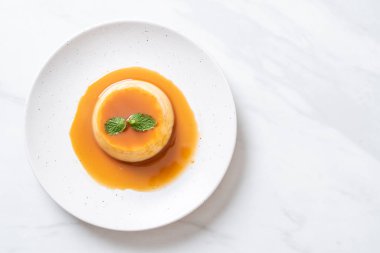 Naneli ev yapımı karamel kremalı puding.