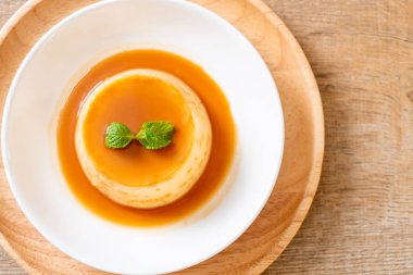 Naneli ev yapımı karamel kremalı puding.