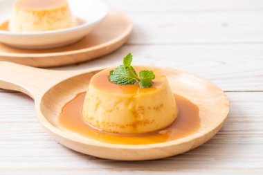 Naneli ev yapımı karamel kremalı puding.