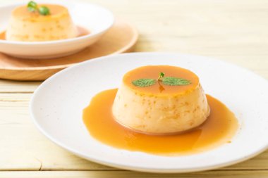 Naneli ev yapımı karamel kremalı puding.