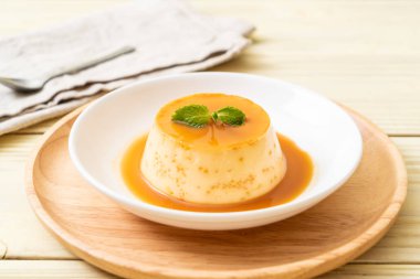 Naneli ev yapımı karamel kremalı puding.