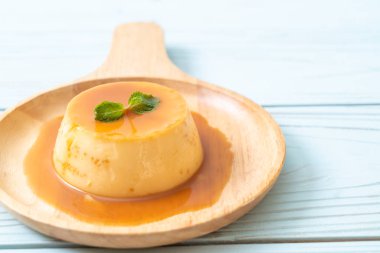 Naneli ev yapımı karamel kremalı puding.