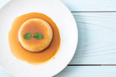 Naneli ev yapımı karamel kremalı puding.