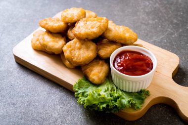Soslu tavuk nugget, sağlıksız yemek.