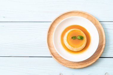 Naneli ev yapımı karamel kremalı puding.