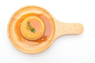 Ev yapımı karamel kremalı puding beyaz arka plan üzerinde izole