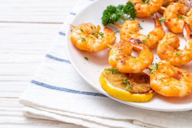 Limon - deniz ürünleri tarzı ile ızgara kaplan karides şiş
