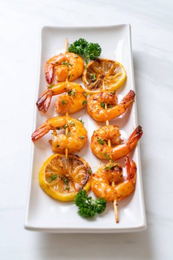 Limon - deniz ürünleri tarzı ile ızgara kaplan karides şiş