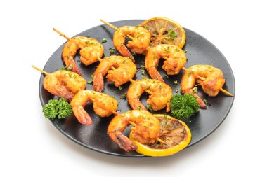 Beyaz arka plan üzerinde izole limon ile ızgara kaplan karides şiş