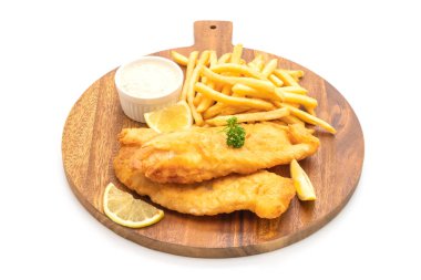 Balık ve cips beyaz arka plan üzerinde izole patates kızartması ile