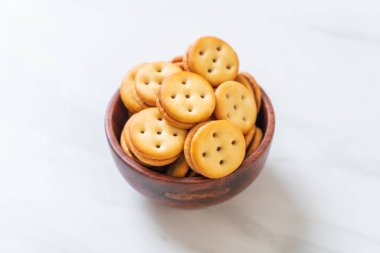 Hindistan cevizli bisküvi ve ananas reçeli.