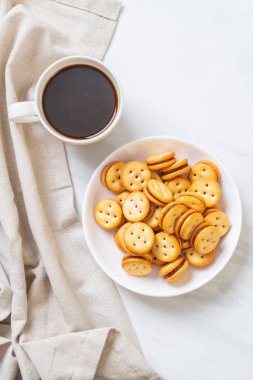 Hindistan cevizli bisküvi ve ananas reçeli.