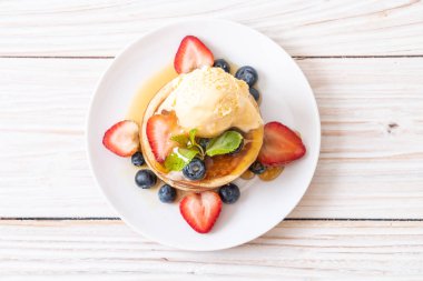 Yabanmersinli gözleme, çilek, bal ve vanilyalı dondurma.