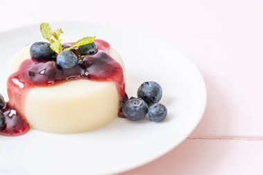 yoğurt puding taze yaban mersini - sağlıklı yemek ve tatlı ile