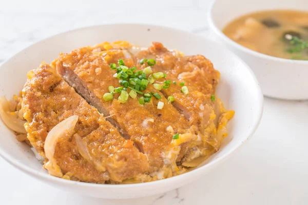 Kızarmış domuz pirzolası kasesi (Katsudon) - Japon yemek tarzı