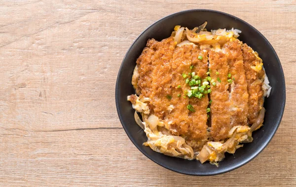 Kızarmış domuz pirzolası kasesi (Katsudon) - Japon yemek tarzı