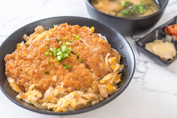 Kızarmış domuz pirzolası kasesi (Katsudon) - Japon yemek tarzı
