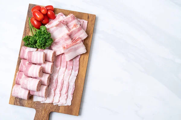 Ahşap tahta üzerinde çiğ domuz pastırma dilimlenmiş