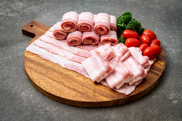 Tocino Cerdo Crudo Rodajas Sobre Tabla Madera — Foto de Stock