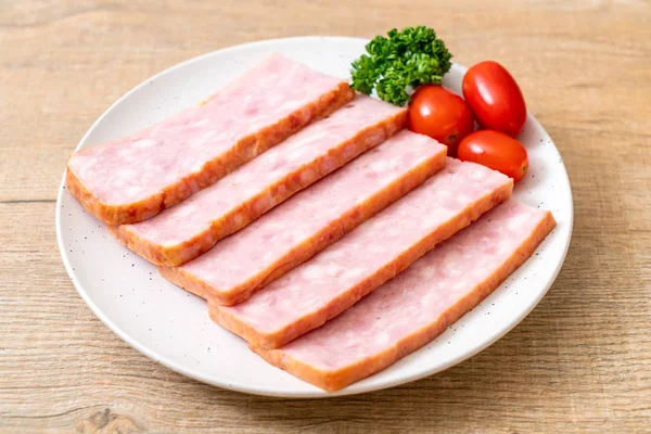 dilimlenmiş taze çiğ pastırma Barbekü