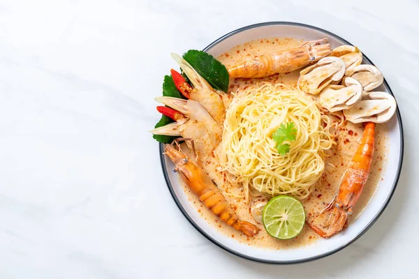 Baharatlı karides spagetti makarna (Tom Yum Goong) - İtalyan Füzyon gıda tarzı