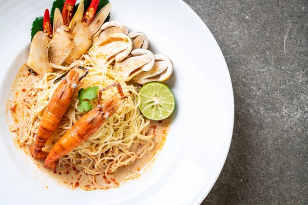 Baharatlı karides spagetti makarna (Tom Yum Goong) - İtalyan Füzyon gıda tarzı