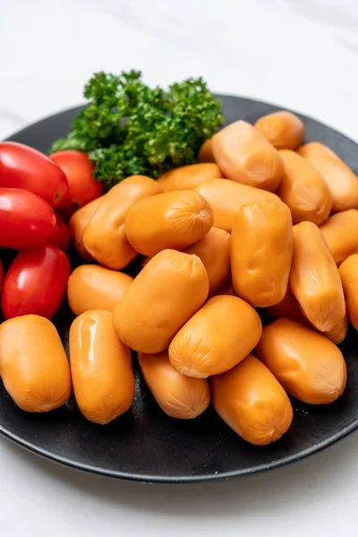 domuz eti kokteyl sosisi plaka üzerinde