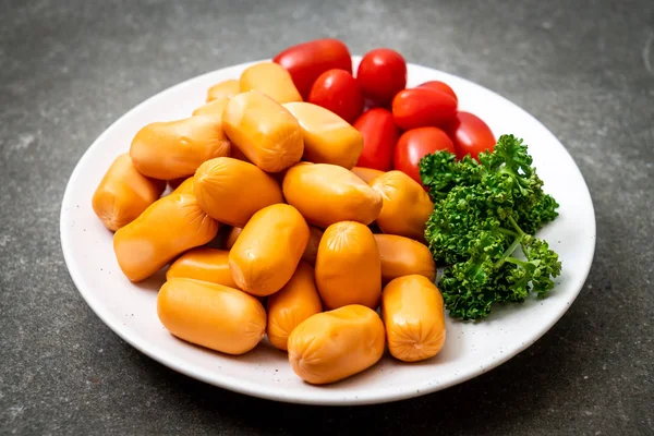 domuz eti kokteyl sosisi plaka üzerinde