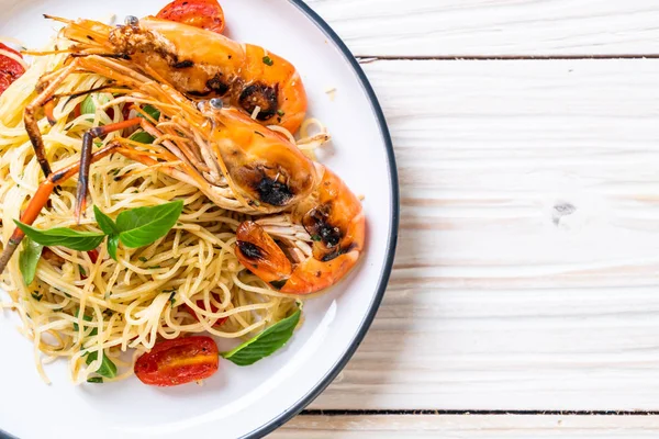ızgara karides ve domates - İtalyan Füzyon gıda tarzı ile tavada kızartılmış spagetti