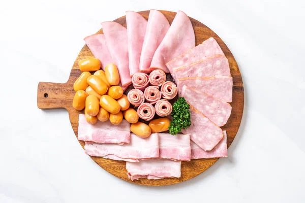 pastırma, sosis, jambon füme ve barbekü pastırma ahşap tahta üzerinde