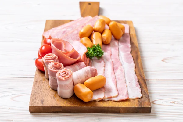pastırma, sosis, jambon füme ve barbekü pastırma ahşap tahta üzerinde