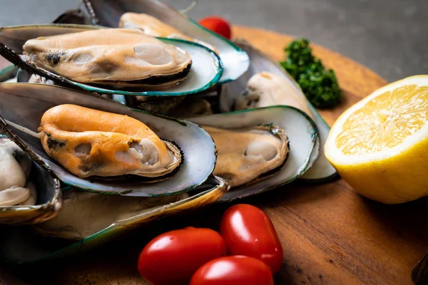 malzemelerle ahşap tahta üzerinde taze midye