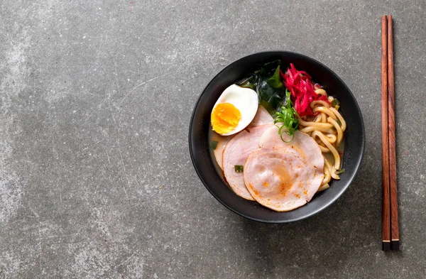 Baharatlı miso udon ramen noodle ile domuz eti - Japon gıda tarzı