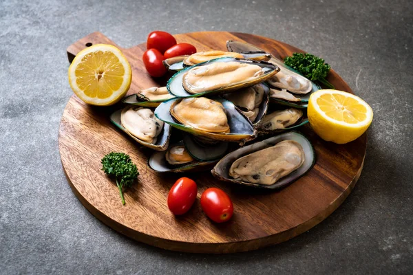 malzemelerle ahşap tahta üzerinde taze midye