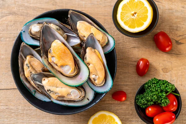 üzerinde siyah kase taze midye