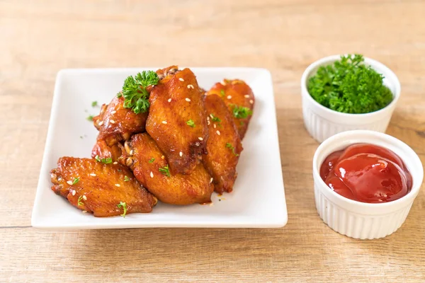 Beyaz susamlı ızgara tavuk kanadı.