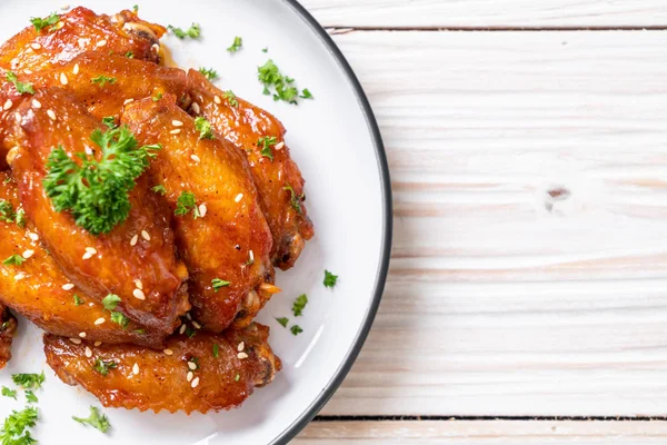 Beyaz susamlı ızgara tavuk kanadı.