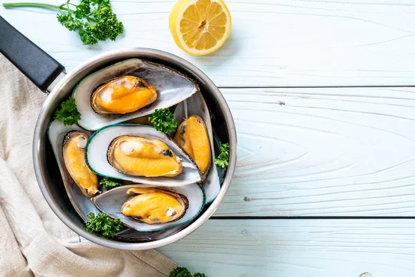 deniz ürünleri midye maydanoz ve limon ile