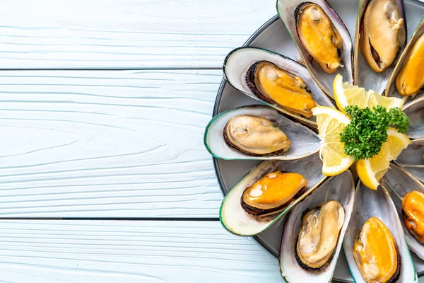 deniz ürünleri midye maydanoz ve limon ile