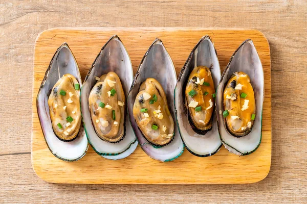 deniz ürünleri midye limon ve sarımsak ile