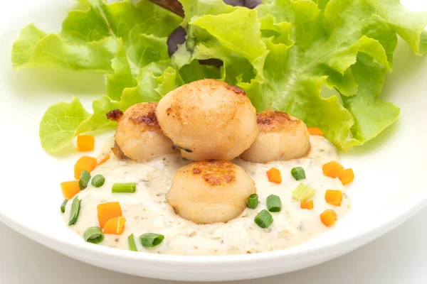 Beyaz arka plan üzerinde izole sebzeli ızgara tarak shell