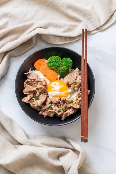 Donburi, domuz eti Pilav kasesi onsen yumurta ve sebze - Japon gıda tarzı
